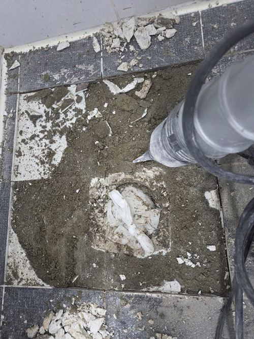 부산 중구 누수탐지 베란다 바닥 페인트 박리 부위와 수분 측정 점검 장면